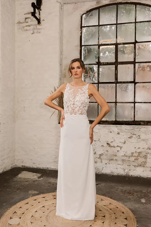 RENÉ by Esther Hofmann: Straight silhouette, illusion neckline, sleeveless, chiffon