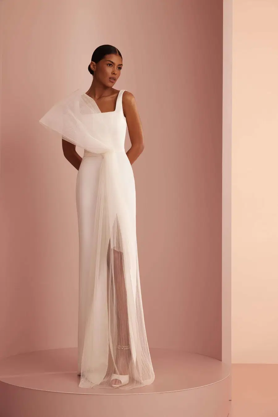 L433 by Ariamo Light: Straight silhouette, square neckline, sleeveless, satin