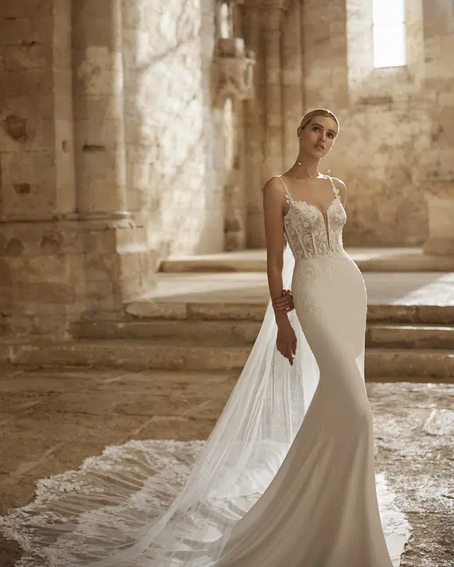 Lilith by Rosa Clara: Mermaid silhouette, V-neck neckline, sleeveless, lace