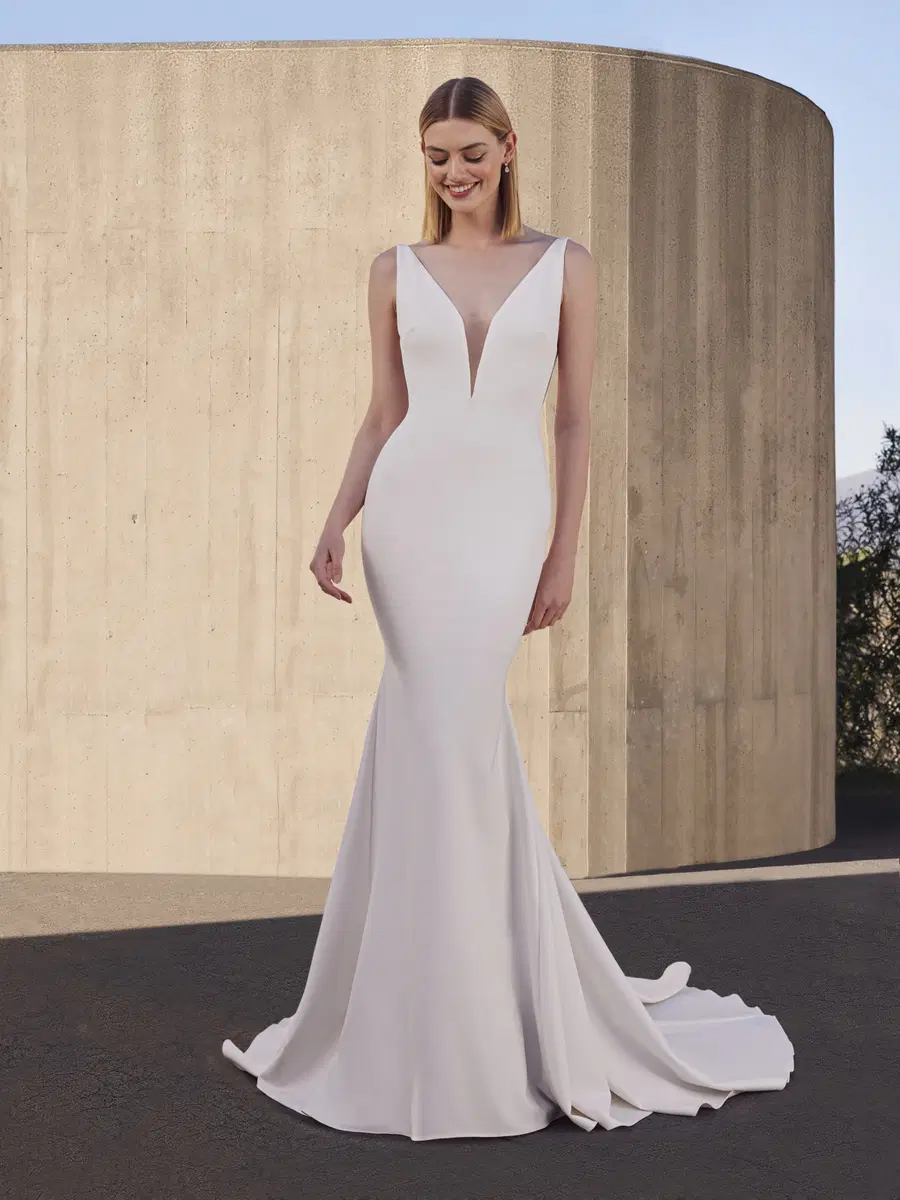 SNOWBEET by Pronovias: Mermaid silhouette, V-neck neckline, sleeveless, stretch satin