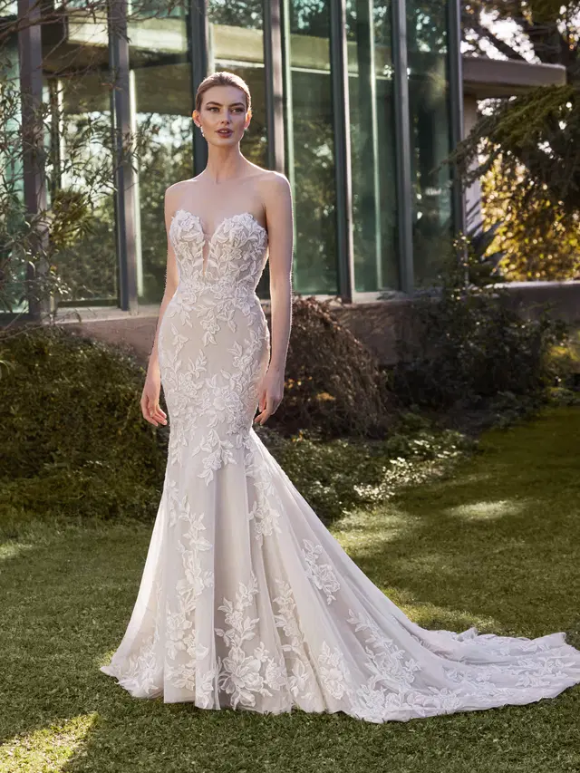 IANCA by Pronovias: Mermaid silhouette, sweetheart neckline, sleeveless, lace