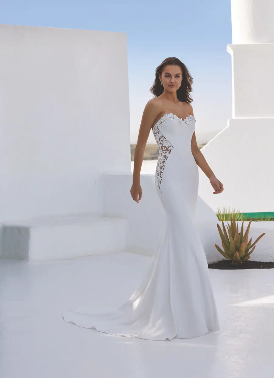 Elsinore by Enzoani: Fit & Flare silhouette, sweetheart neckline, lace
