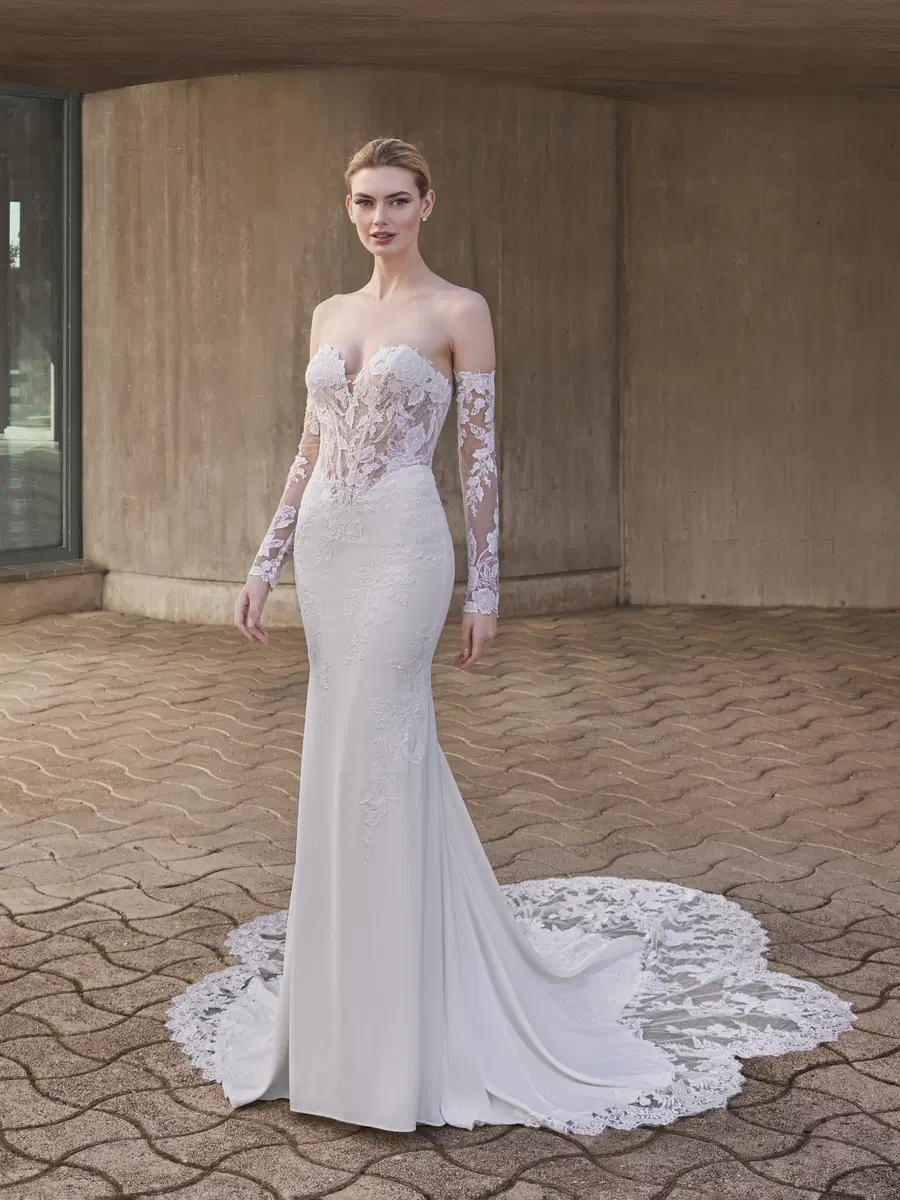 ANOK by Pronovias: Mermaid silhouette, sweetheart neckline, sleeveless, lace