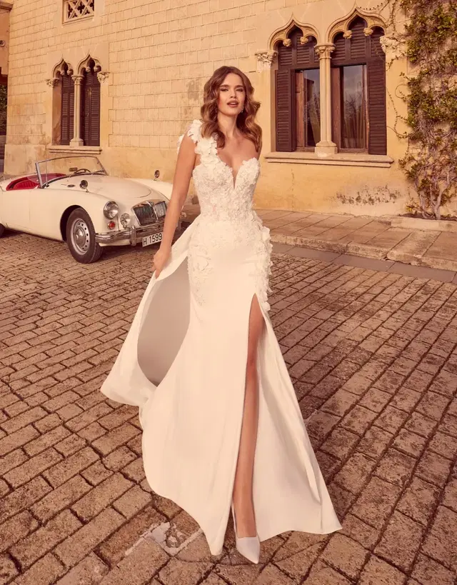Zuba by Veni Infantino: Fit & Flare silhouette, sweetheart neckline, crepe