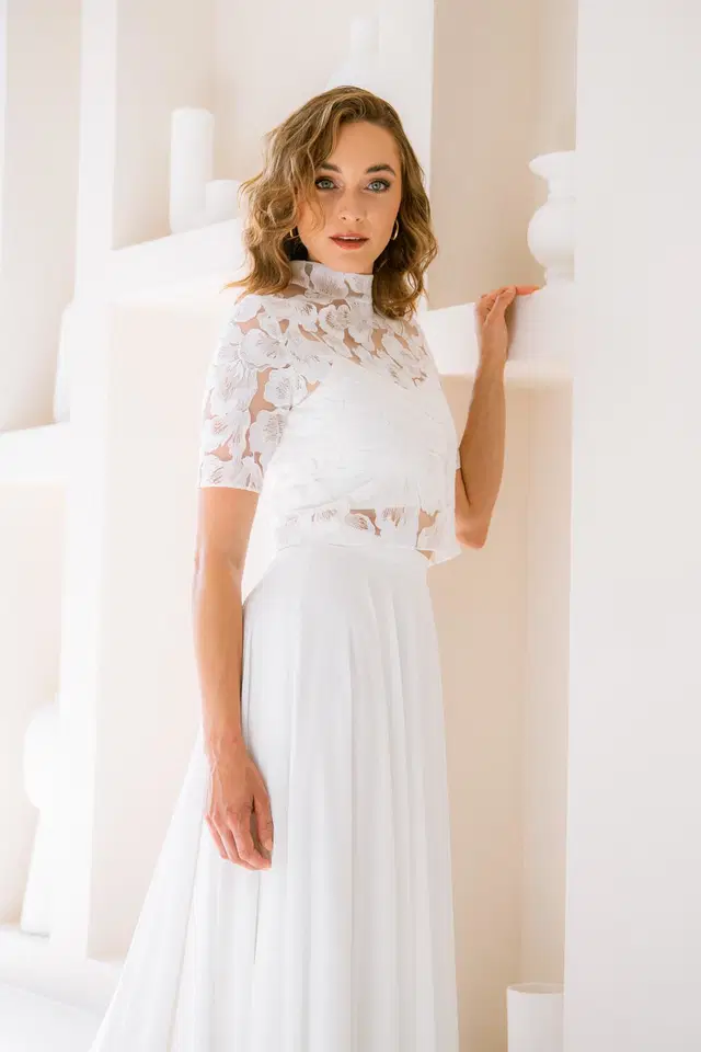 Top Cales by noni Selected: Two-Piece silhouette, high / halter neckline, short sleeves, polyester