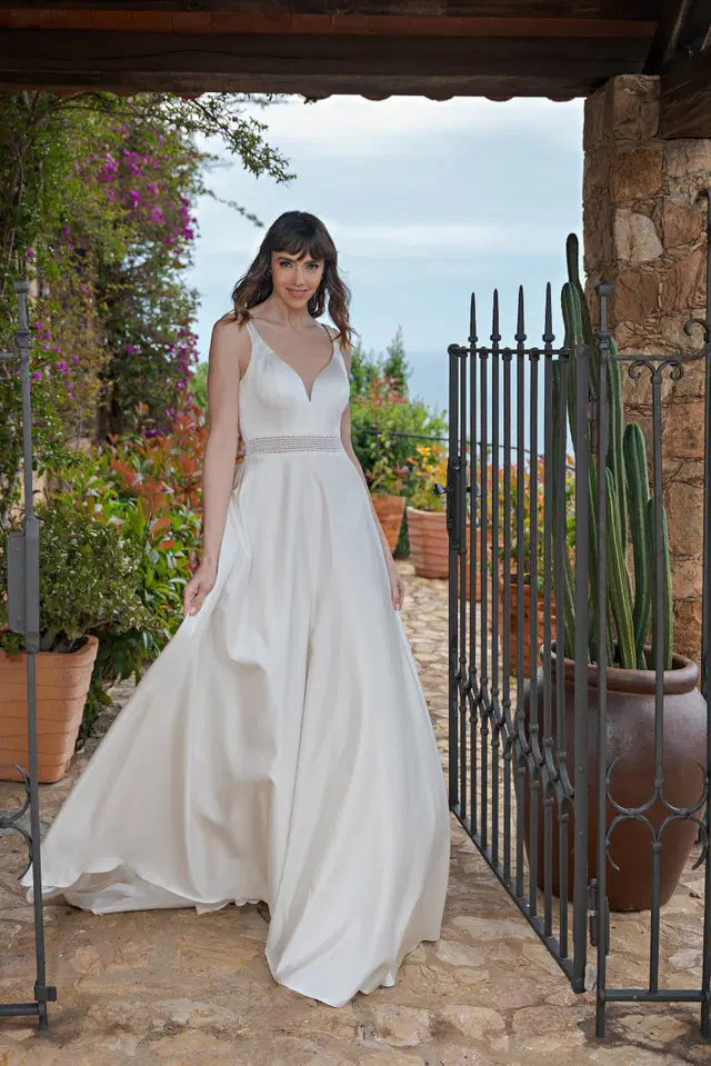 LB255 by Lohrengel: A-Line silhouette, V-neck neckline, sleeveless, satin