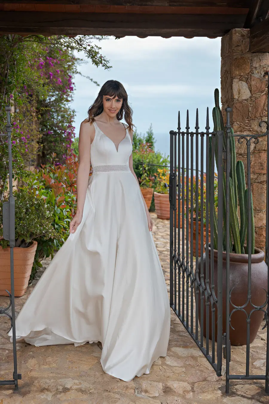 LB255 by Lohrengel: A-Line silhouette, V-neck neckline, sleeveless, satin