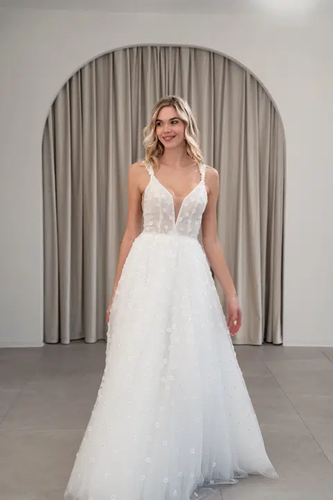 Chloe wedding dress by Fan Xia, A-line, tulle