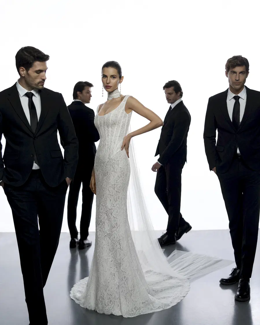 Yael by Aire Barcelona: Mermaid silhouette, scoop neckline, sleeveless, lace