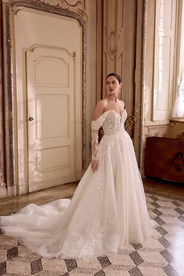 Leilani by Justin Alexander: Ball Gown silhouette, sweetheart neckline, separate sleeves, tulle