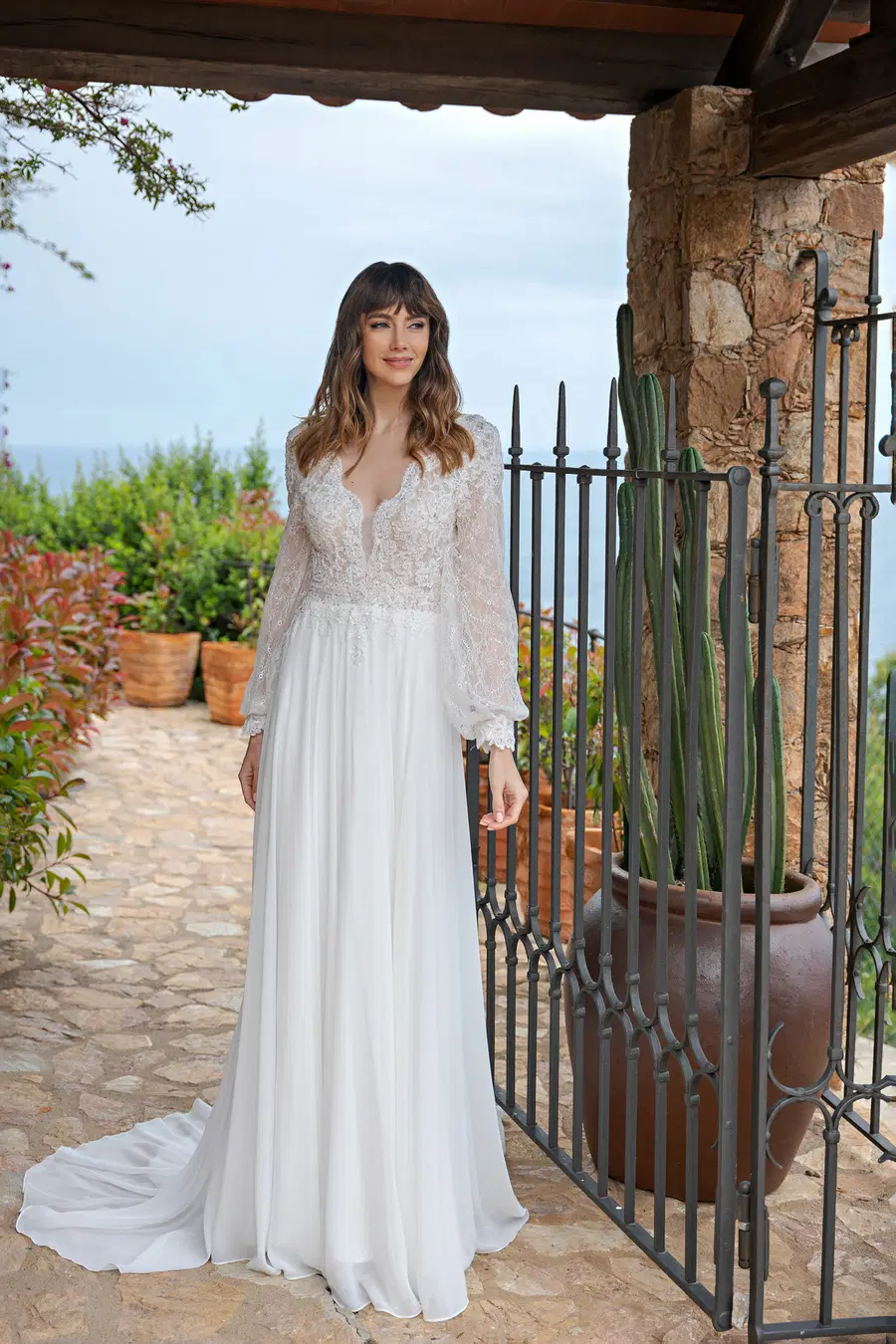 LB308 by Lohrengel: A-Line silhouette, V-neck neckline, long sleeves, lace