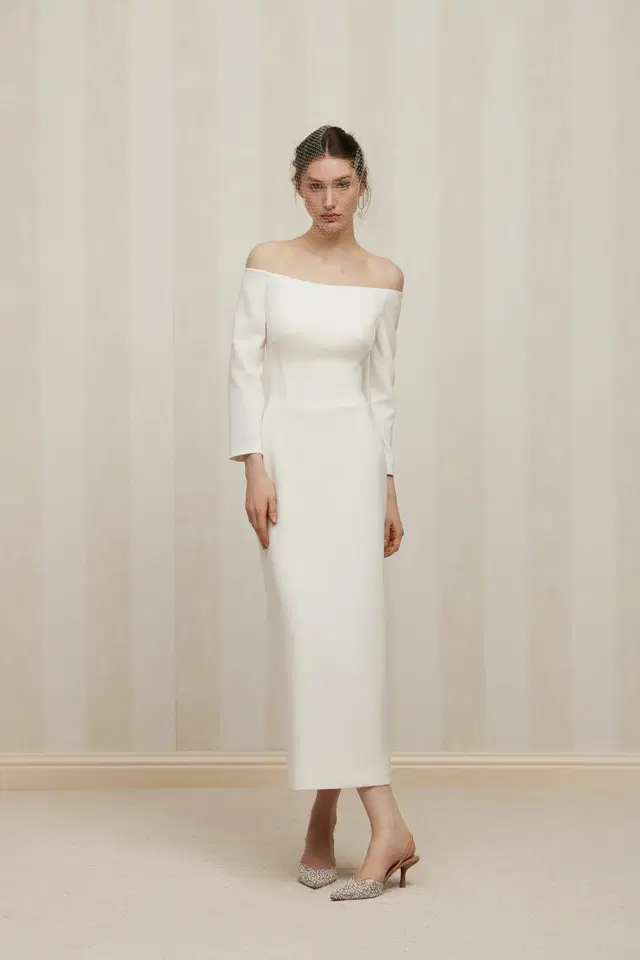 Polina by Anne Mariée: Straight silhouette, straight neckline, sleeveless, crepe