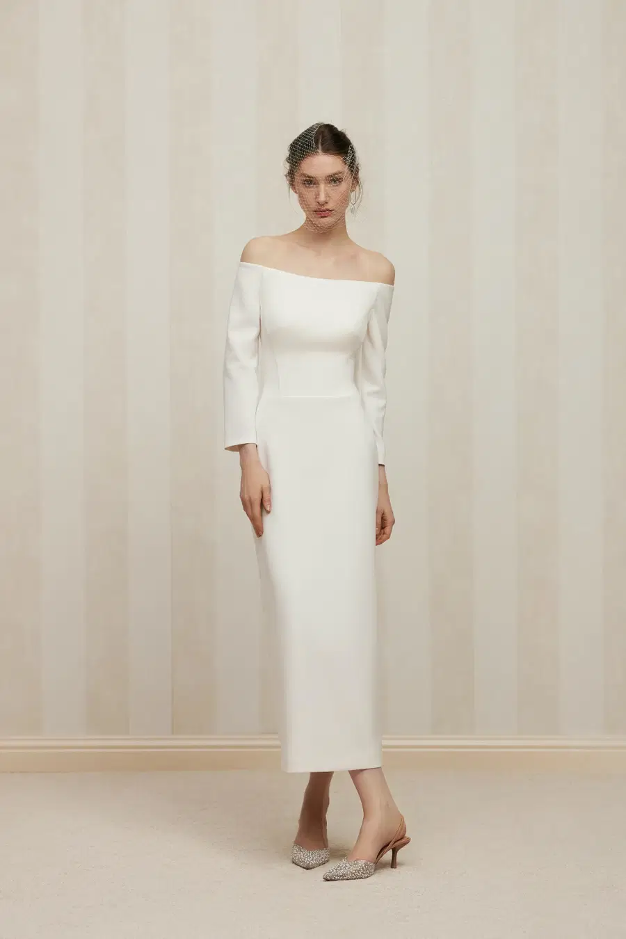 Polina by Anne Mariée: Straight silhouette, straight neckline, sleeveless, crepe