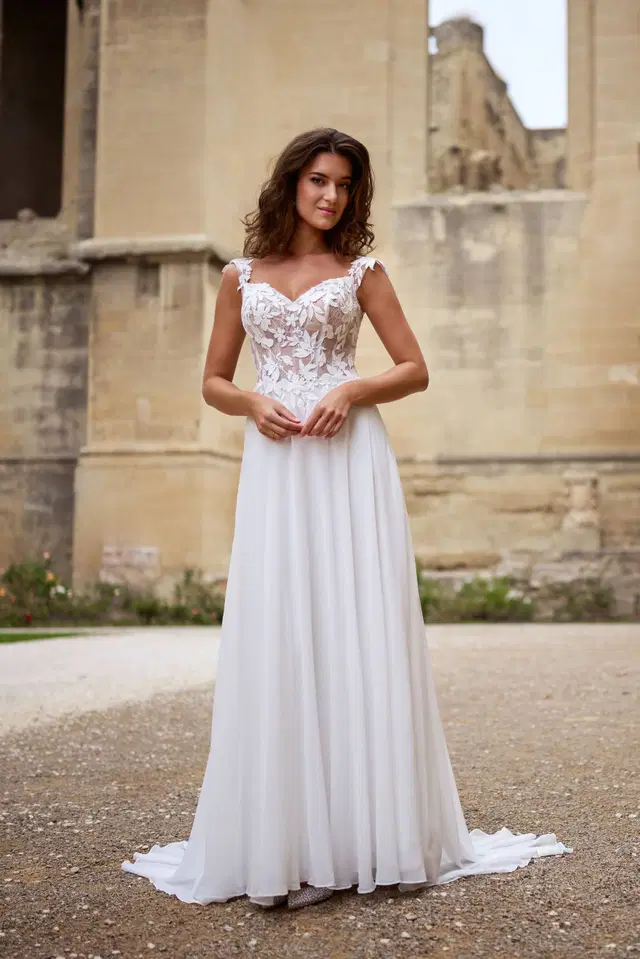 27610 by Très Chic: A-Line silhouette, V-neck neckline, sleeveless, chiffon