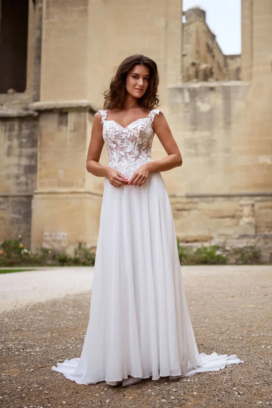 27610 by Très Chic: A-Line silhouette, V-neck neckline, sleeveless, chiffon