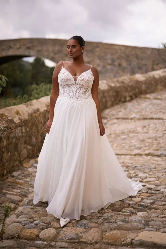 27311 by Très Chic: A-Line silhouette, V-neck neckline, cap sleeves, chiffon