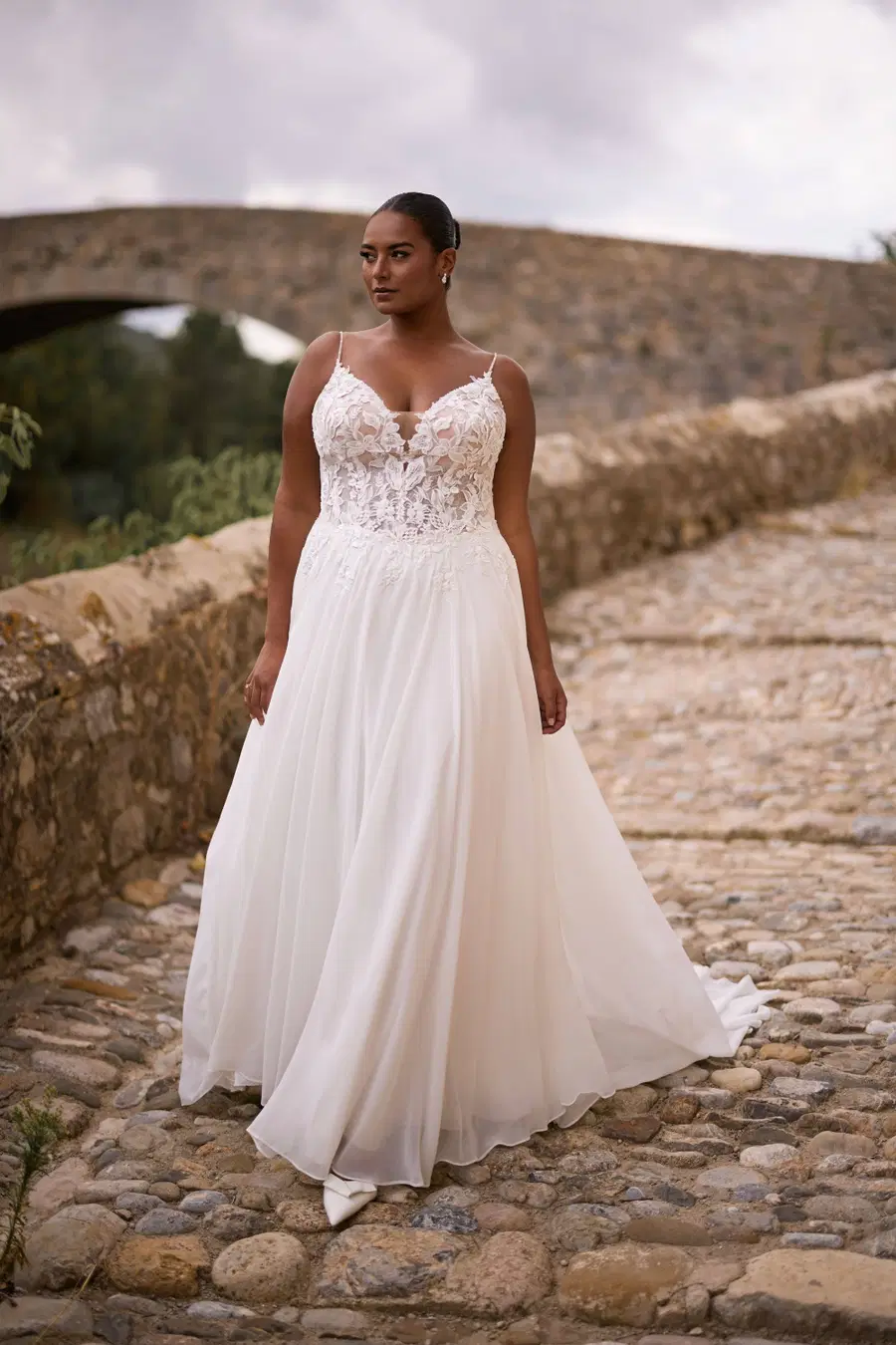27311 by Très Chic: A-Line silhouette, V-neck neckline, cap sleeves, chiffon