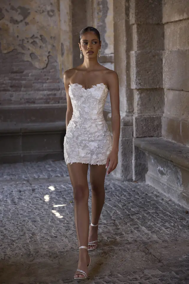 Agnes 63284 by Veni Infantino: Short silhouette, sweetheart neckline, sleeveless, lace