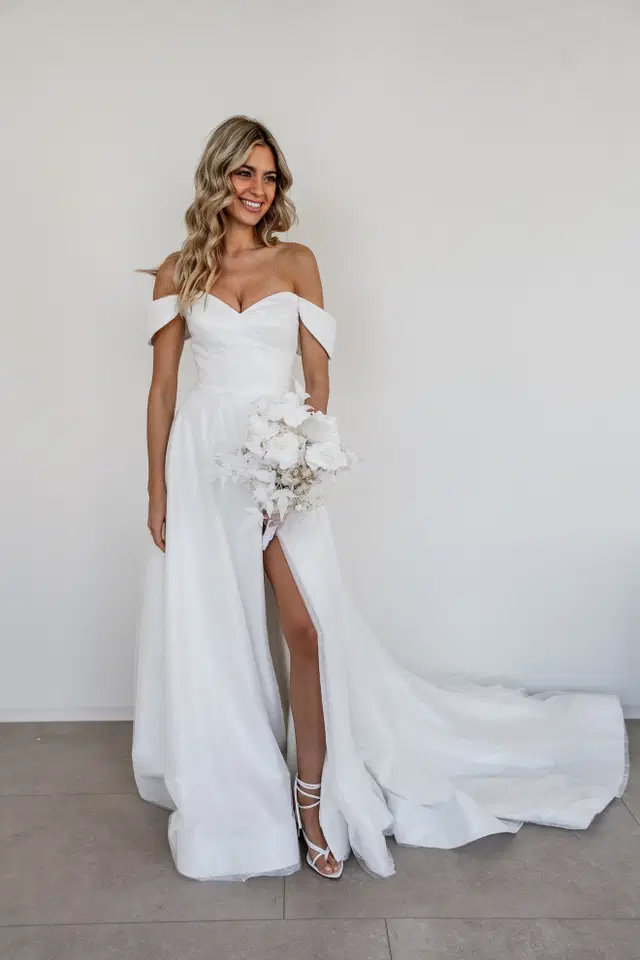 Xenia by Fan Xia: A-Line silhouette, V-neck neckline, tulle