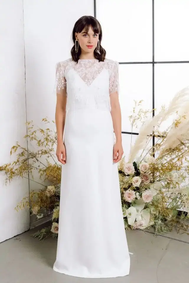 Ramea by Kisui: Straight silhouette, sweetheart neckline, short sleeves, lace