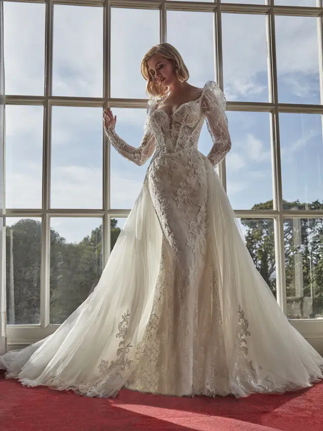 BIENNIA by Pronovias Privée: Mermaid silhouette, sweetheart neckline, long sleeves, lace