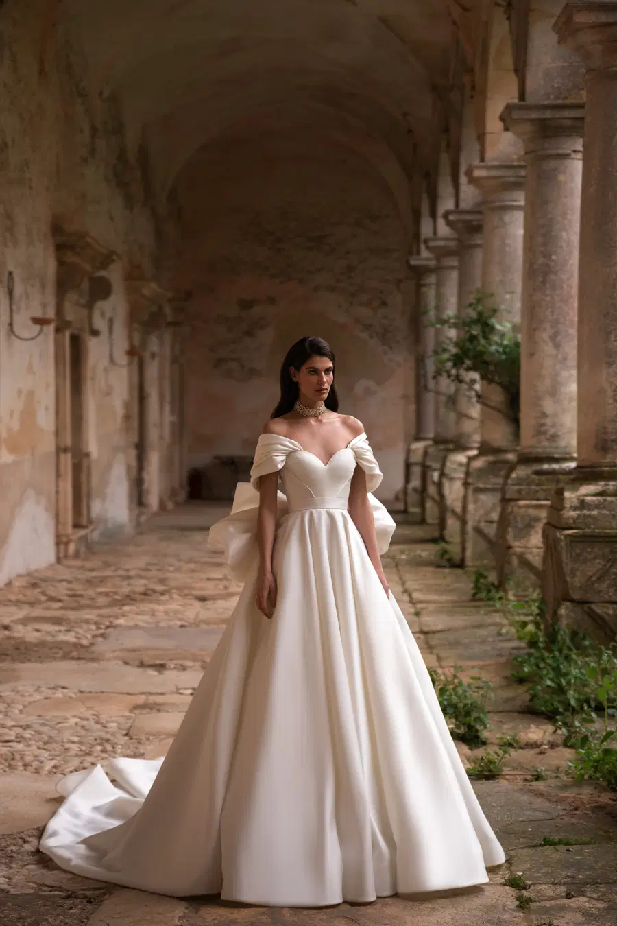 Anti by Eva Lendel: Ball Gown silhouette, sweetheart neckline, sleeveless, mikado