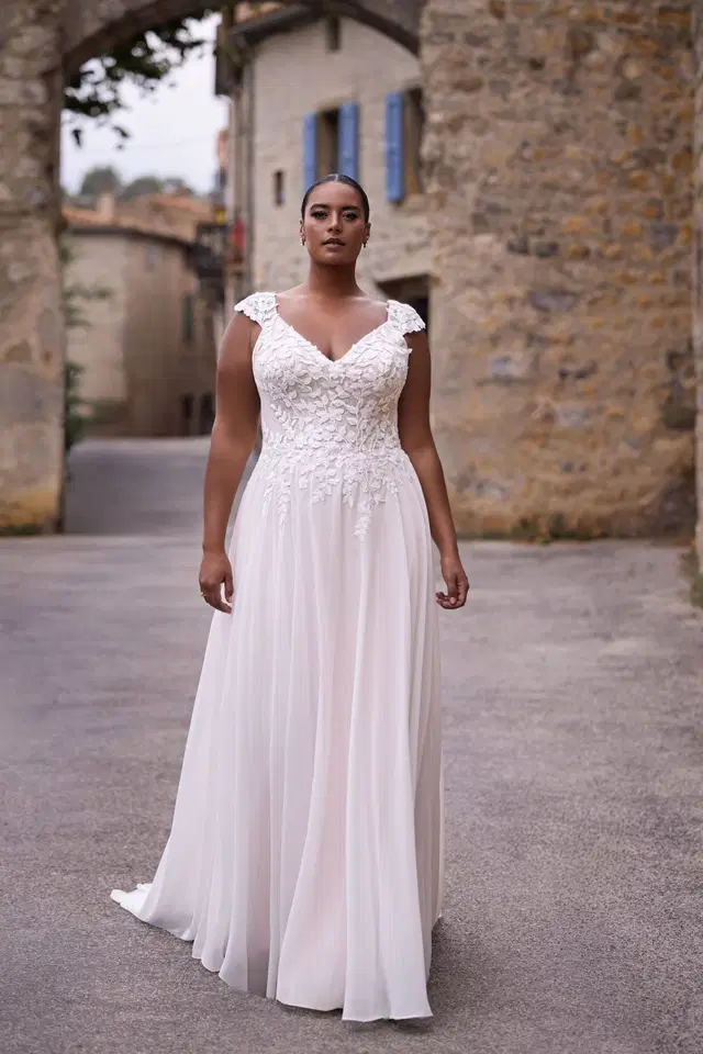 27313 by Très Chic: A-Line silhouette, V-neck neckline, cap sleeves, chiffon