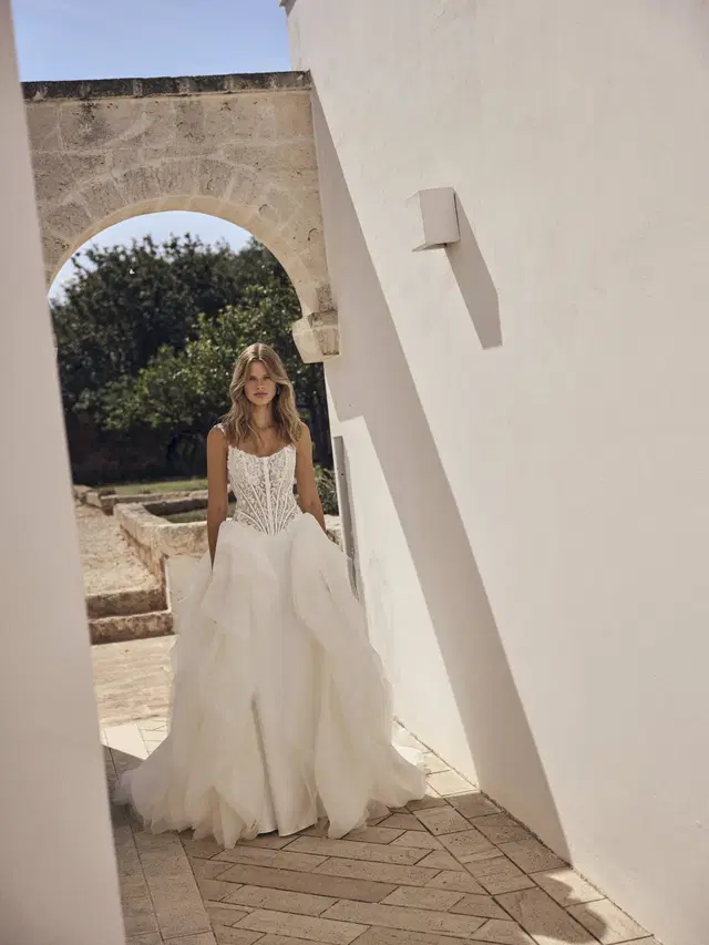 Lysette von Modeca Bridal: Ballkleid, Herz-Ausschnitt, Ärmellos, Spitze