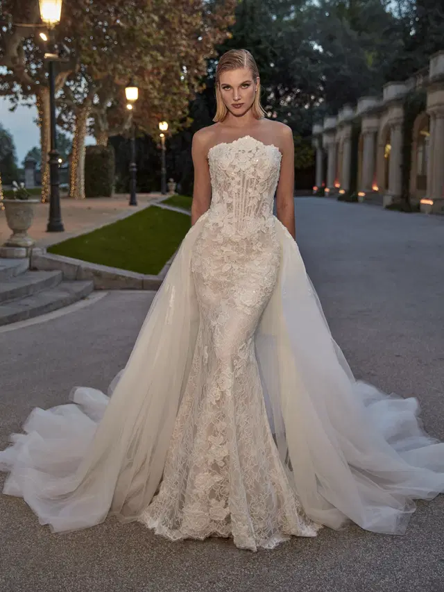 GERAMY by Pronovias Privée: Mermaid silhouette, straight neckline, sleeveless, lace