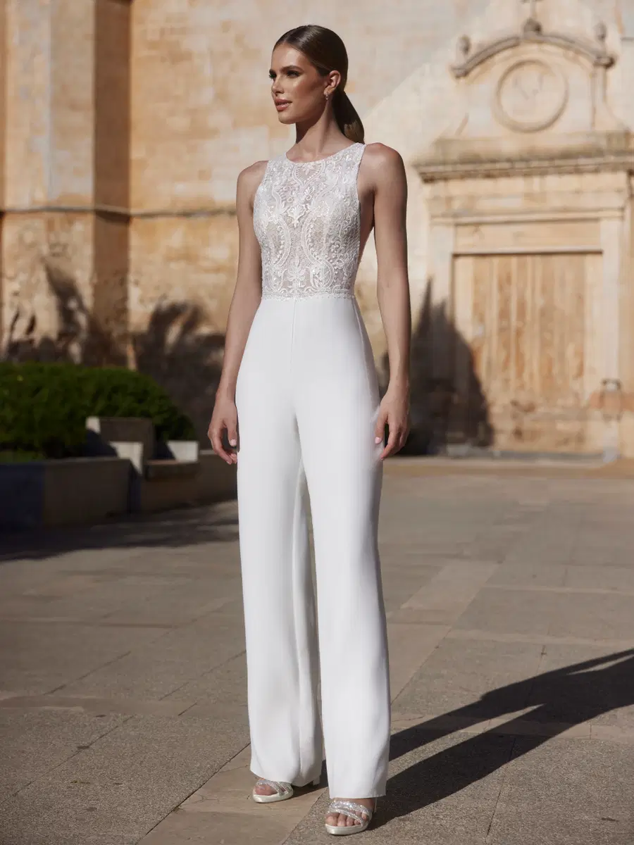 Astrid by Bianco Evento: Jumpsuit silhouette, scoop neckline, sleeveless, crepe
