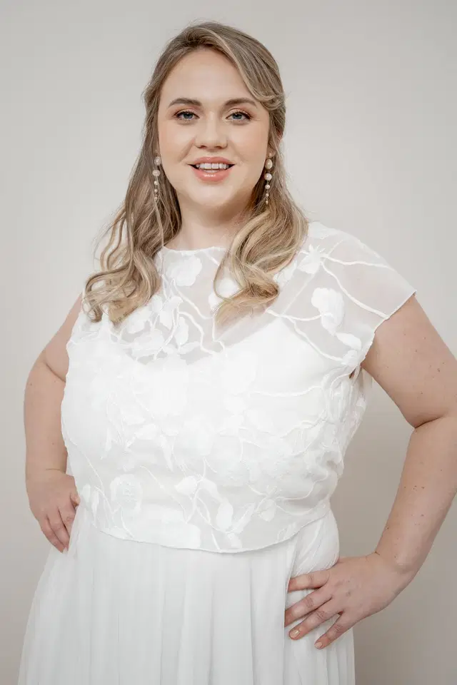 Top Eniz Curvy by noni: Two-Piece silhouette, scoop neckline, cap sleeves, chiffon