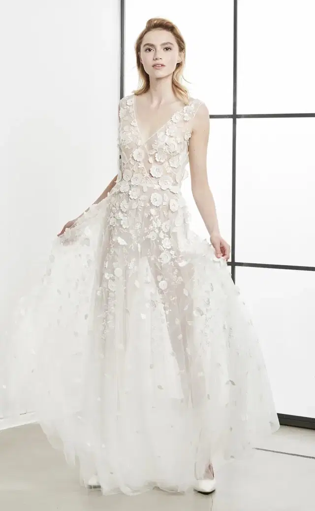 Nirelli by Kisui: A-Line silhouette, V-neck neckline, sleeveless, tulle