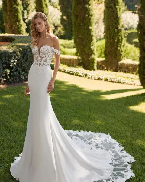 Danae wedding dress by Adriana Alier, mermaid, crepe
