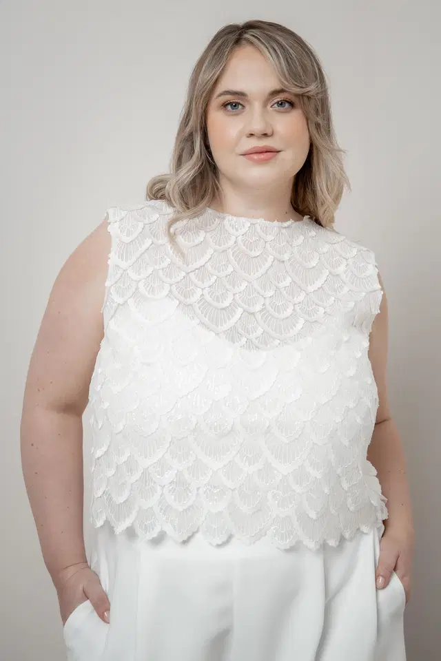 Top Eske Curvy by noni: Two-Piece silhouette, scoop neckline, sleeveless, lace