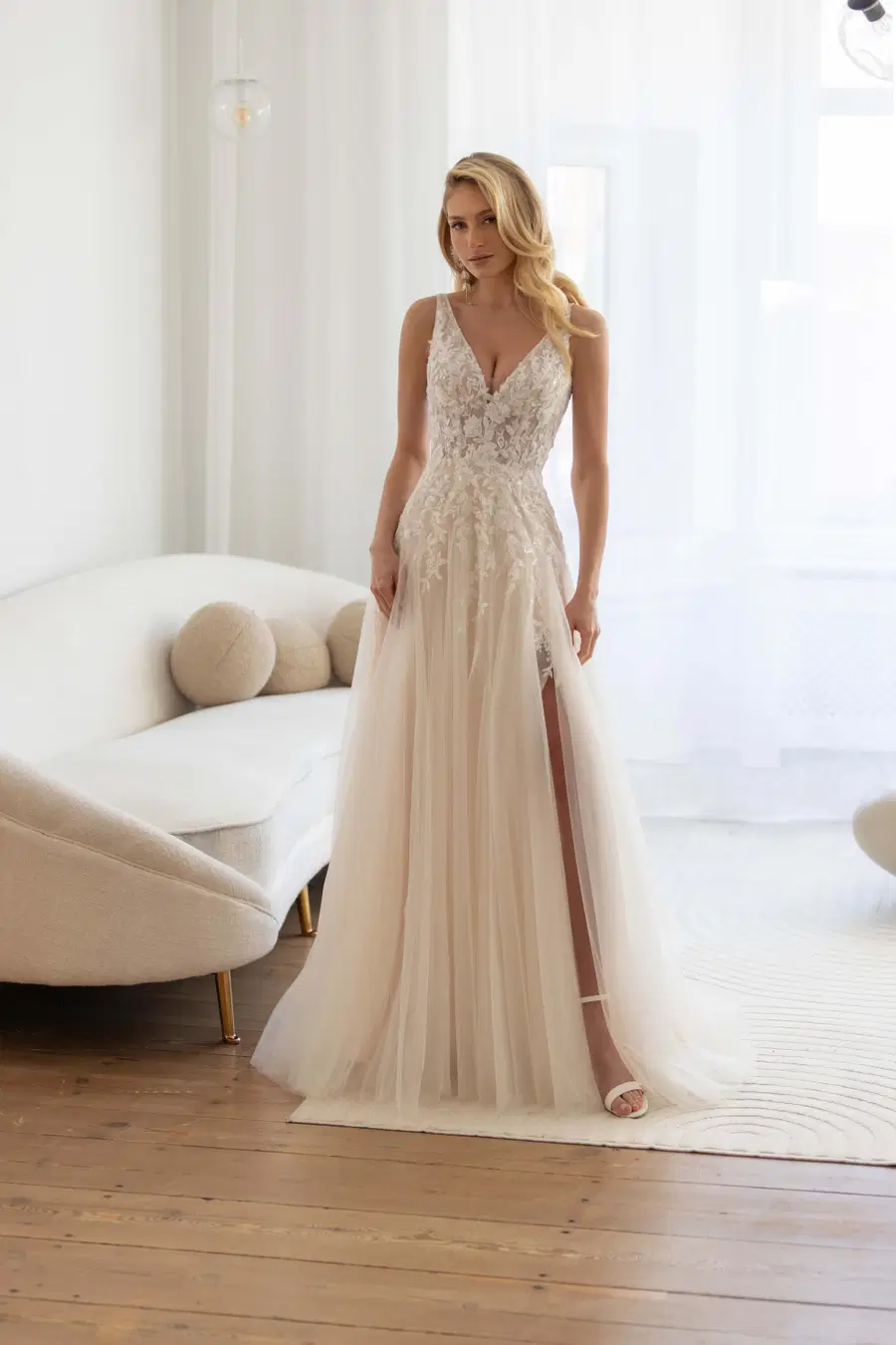 Lawrencia by Jarice: Trumpet silhouette, V-neck neckline, sleeveless, tulle