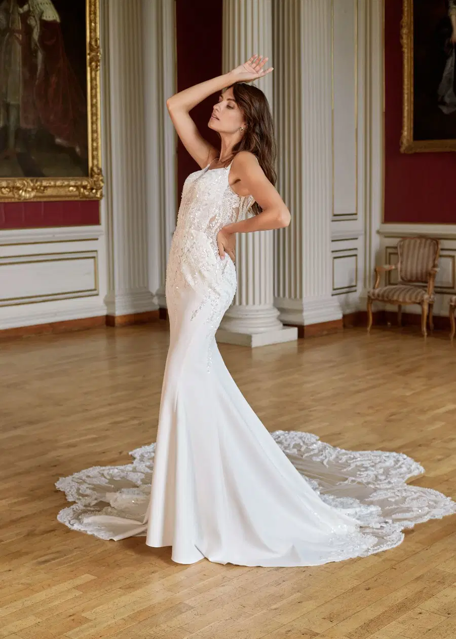 DIVINE by Dando London: Fit & Flare silhouette, sweetheart neckline, sleeveless, crepe