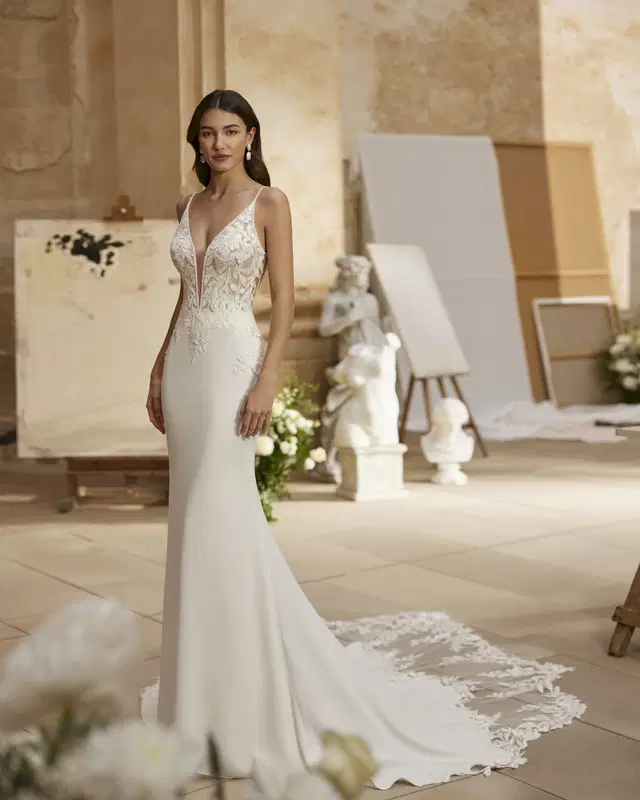 Margaux by Aire Barcelona: Mermaid silhouette, V-neck neckline, sleeveless, lace
