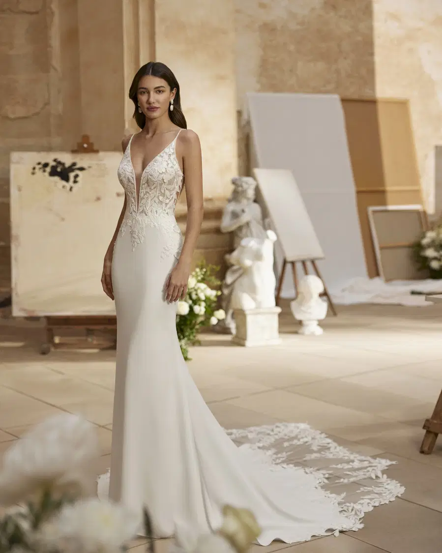 Margaux by Aire Barcelona: Mermaid silhouette, V-neck neckline, sleeveless, lace