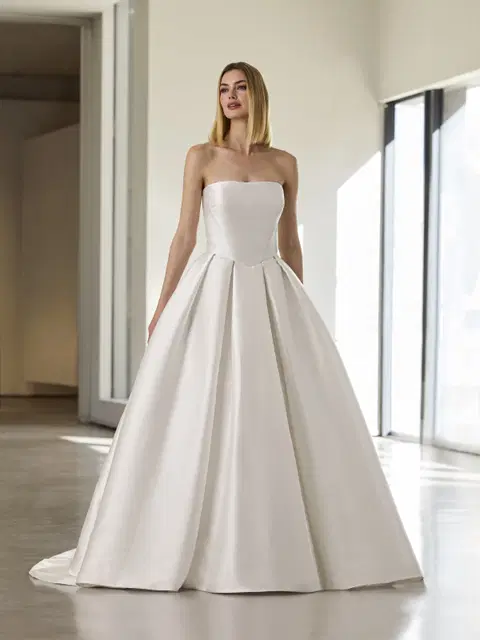 Janette wedding dress by Pronovias, princess, satin