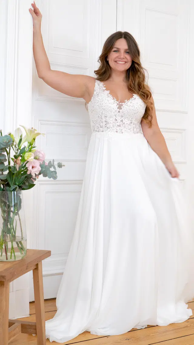 Elisa by Sanna Lindström: V-neck neckline, sleeveless, lace, sweep / brush train