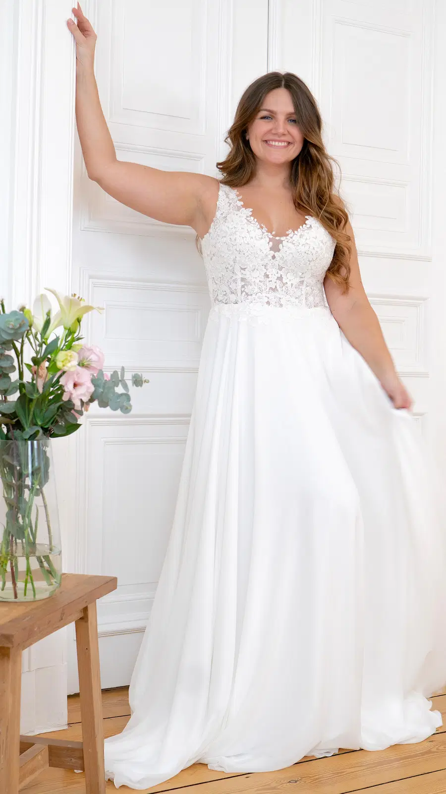 Elisa by Sanna Lindström: V-neck neckline, sleeveless, lace, sweep / brush train
