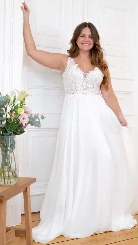 Elisa wedding dress by Sanna Lindström, lace, V-neck
