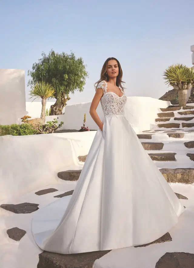Everdeen by Enzoani: A-Line silhouette, sweetheart neckline, cap sleeves, lace