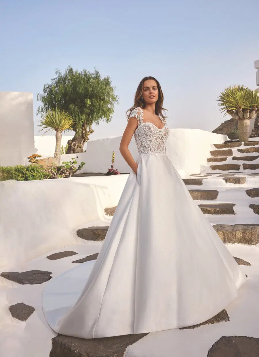 Everdeen by Enzoani: A-Line silhouette, sweetheart neckline, cap sleeves, lace