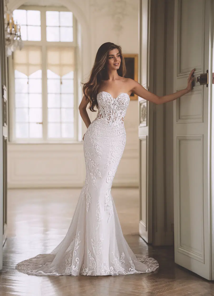 Farren by ÉLYSÉE: Fit & Flare silhouette, sweetheart neckline, lace, chapel train