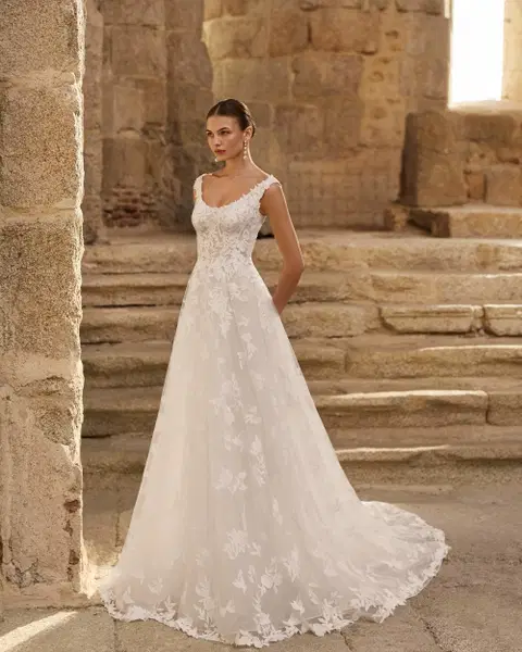 Pentas wedding dress by Adriana Alier, A-line, lace