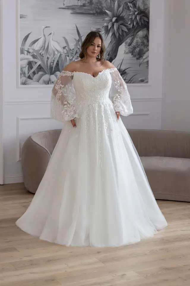 Giovana by Jarice: A-Line silhouette, semi sweetheart neckline, tulle