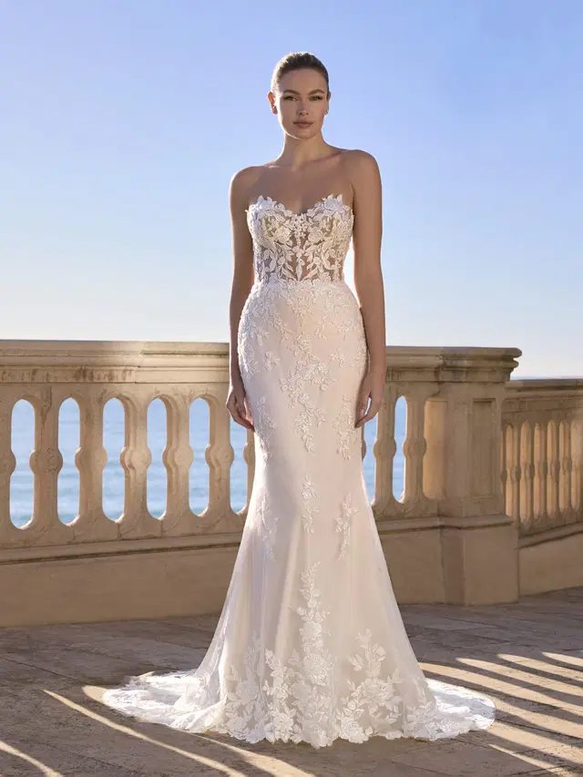 FJURA by Ladybird: Mermaid silhouette, sweetheart neckline, sleeveless, lace