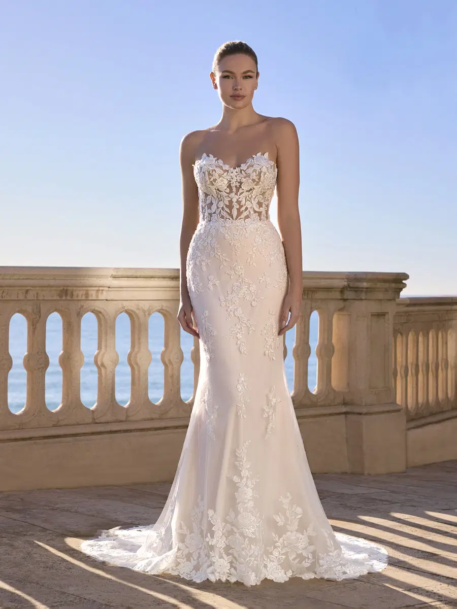 FJURA by Ladybird: Mermaid silhouette, sweetheart neckline, sleeveless, lace