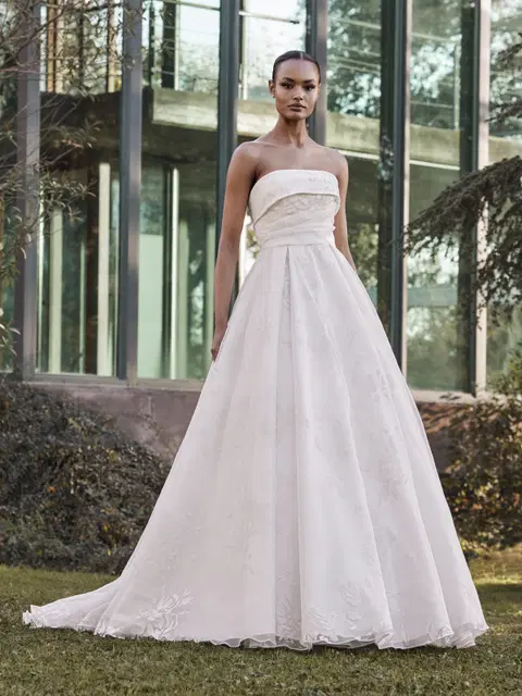 Ivalya wedding dress by Pronovias, princess, tulle
